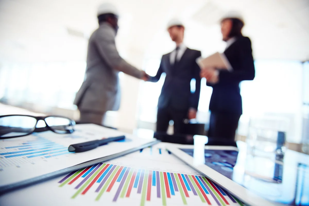 Audio: Jak dobrać mikrofon do podcastu? Poradnik (kondensator vs dynamiczny), ustawienia nagrywania i najczęstsze błędy, które psują brzmienie.